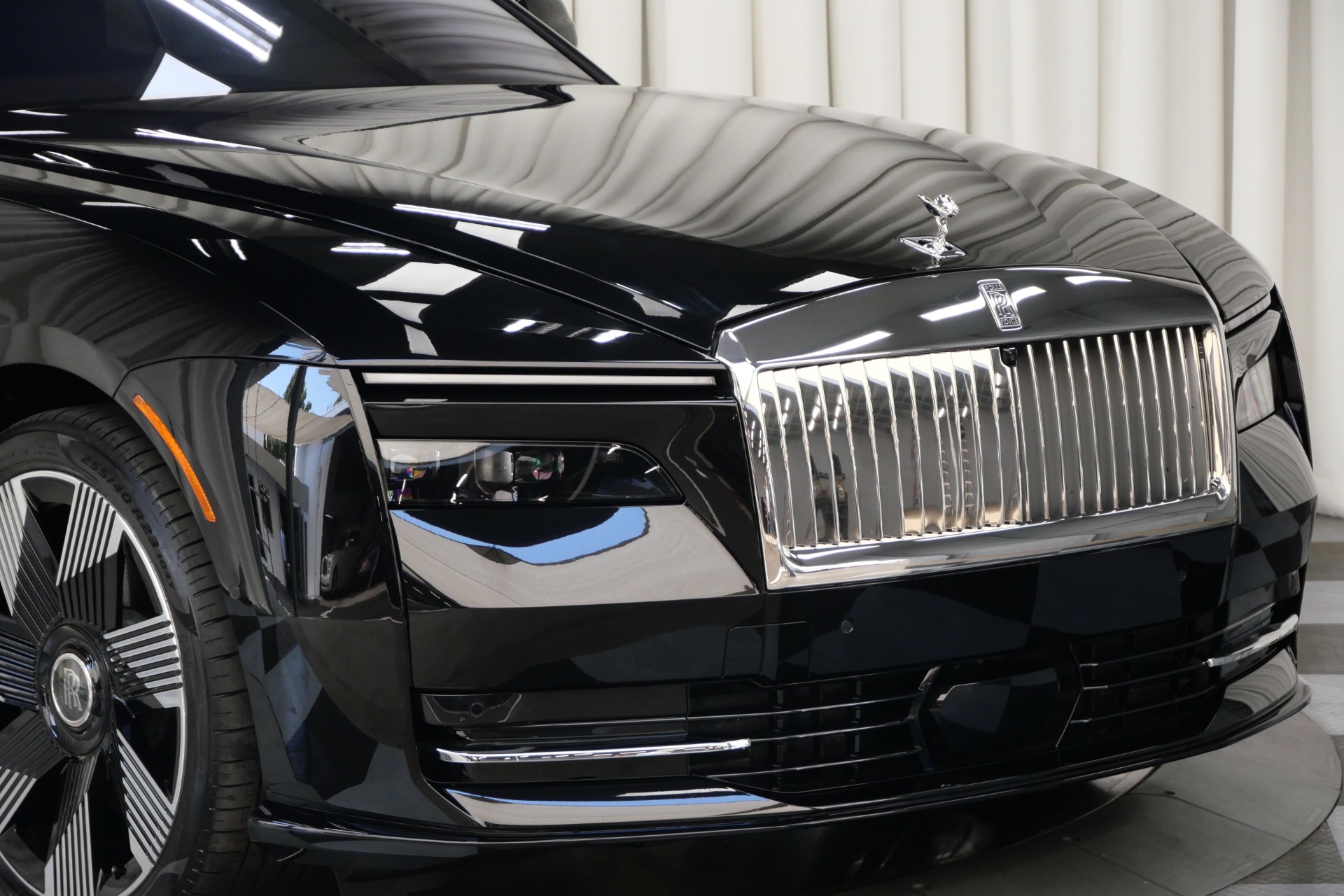 2025 Rolls Royce Spectre photo 35