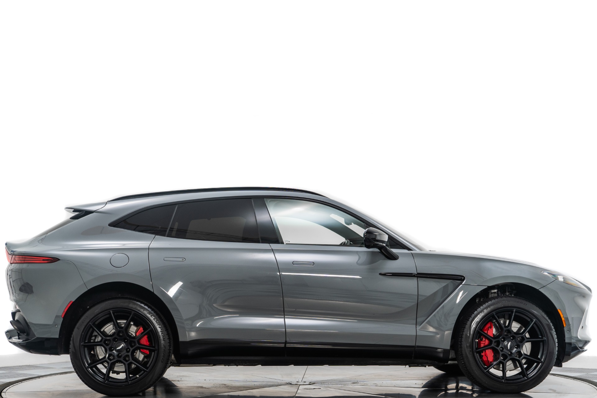 2022 Aston Martin DBX Base's photo