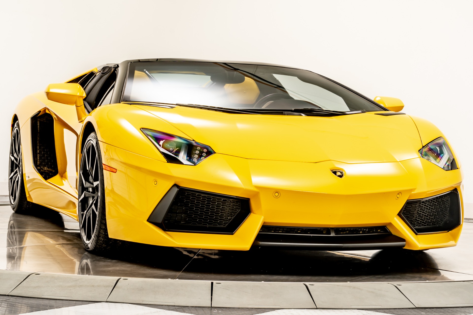 Lamborghini Aventador Roadster 2015 限定版 Used 2015 Lamborghini Aventador LP 700-4 Roadster in Giallo Orion