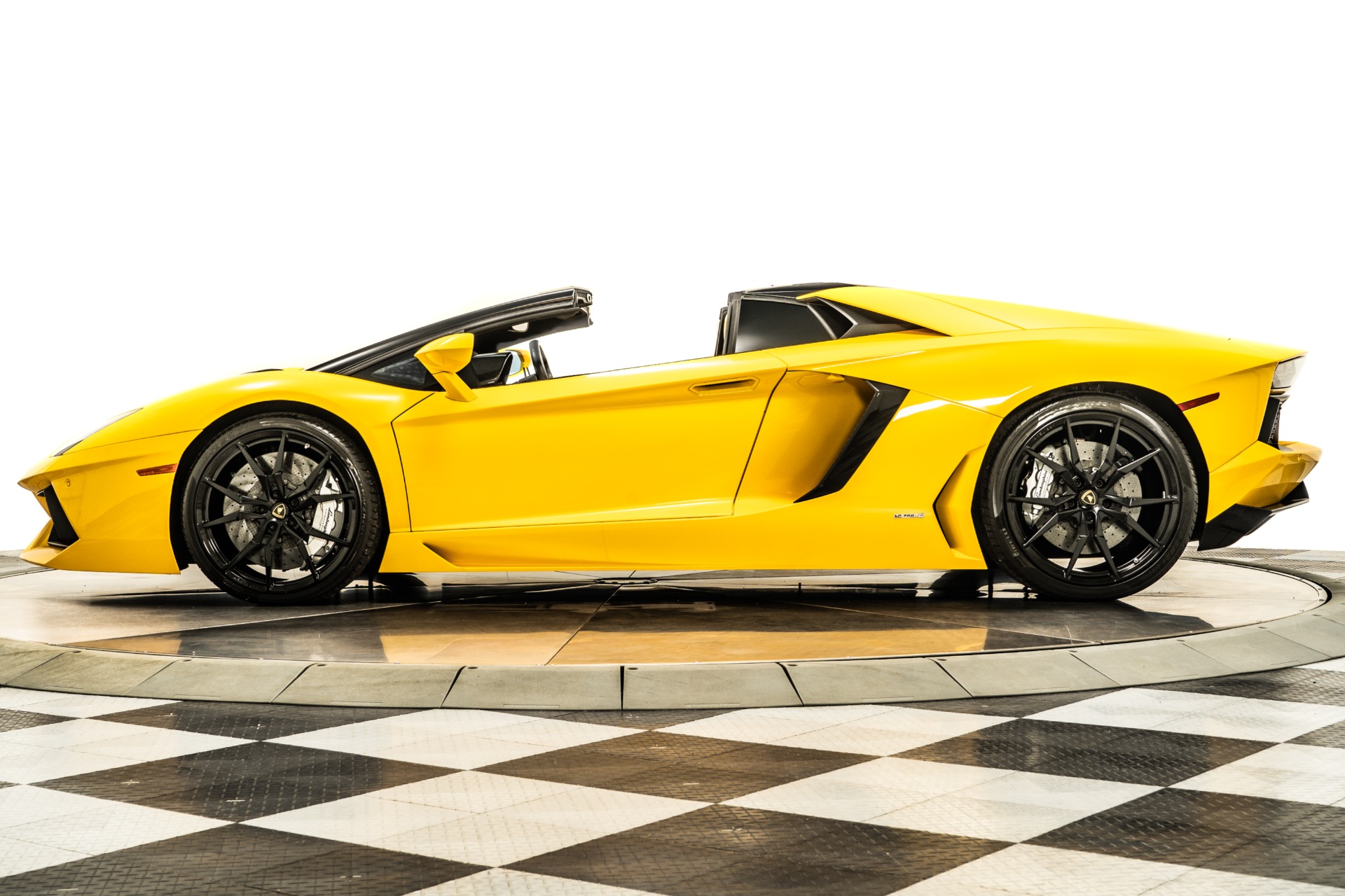 Used 2015 Lamborghini Aventador LP 700-4 Roadster in Giallo