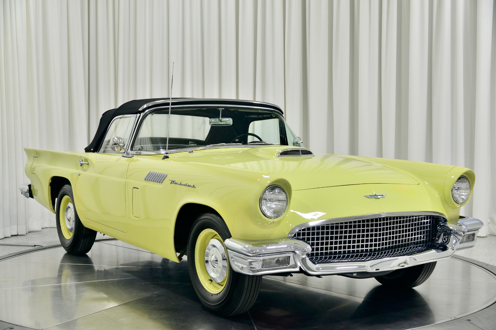 THUNDERBIRD　ヴィンテージ　イエロー #132 1956 Ford Thunderbird | Classic Cars for Sale - Streetside