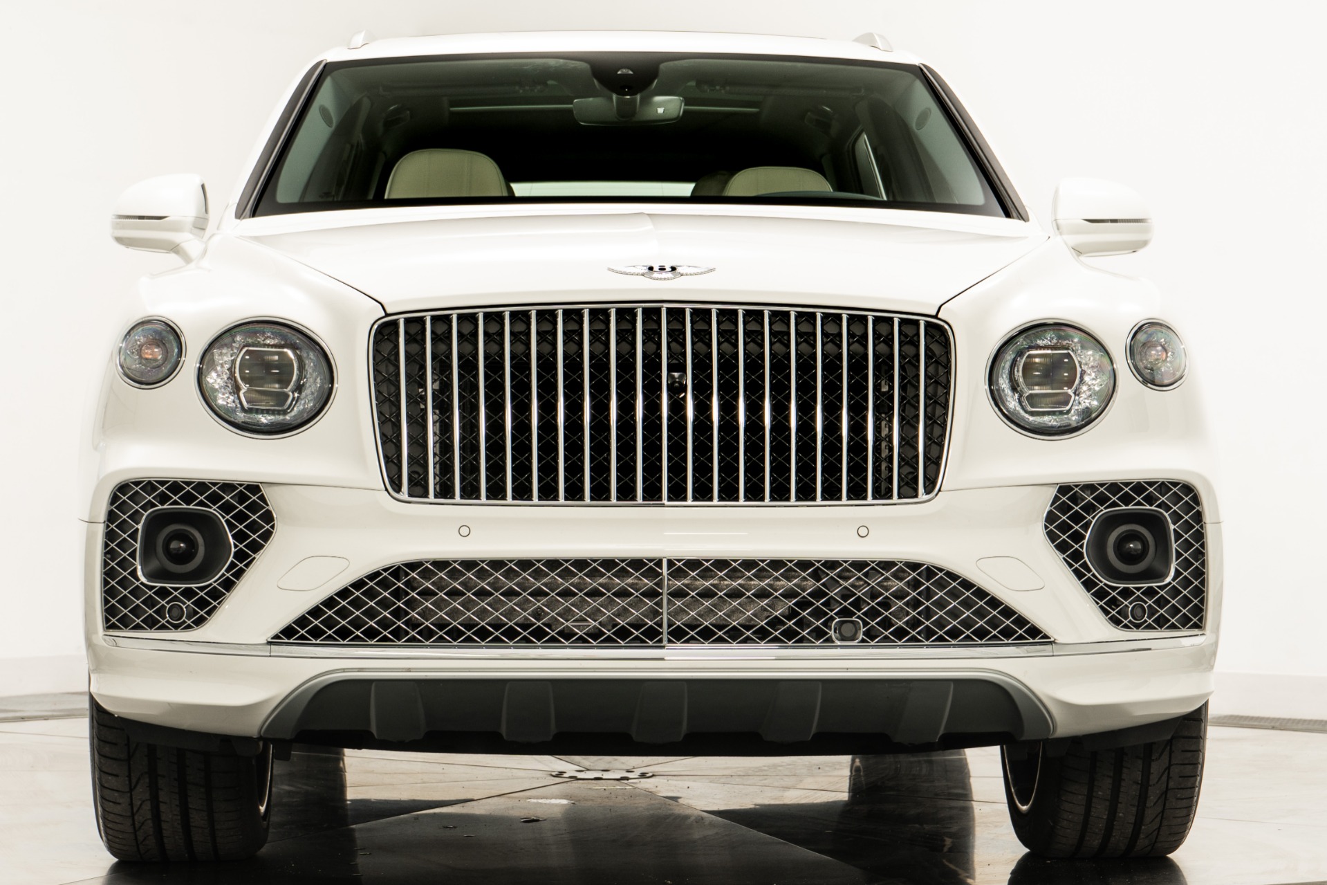 新品　BENTLEY　PEARL GARLAND　WedgeWood Used 2023 Bentley Bentayga EWB Azure V8 in Glacier White For Sale