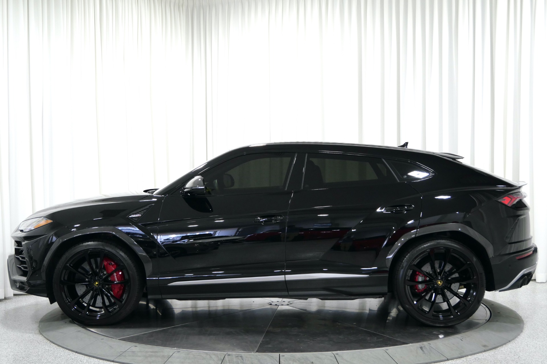 Used 2022 Lamborghini Urus in Nero Noctis For Sale (Sold