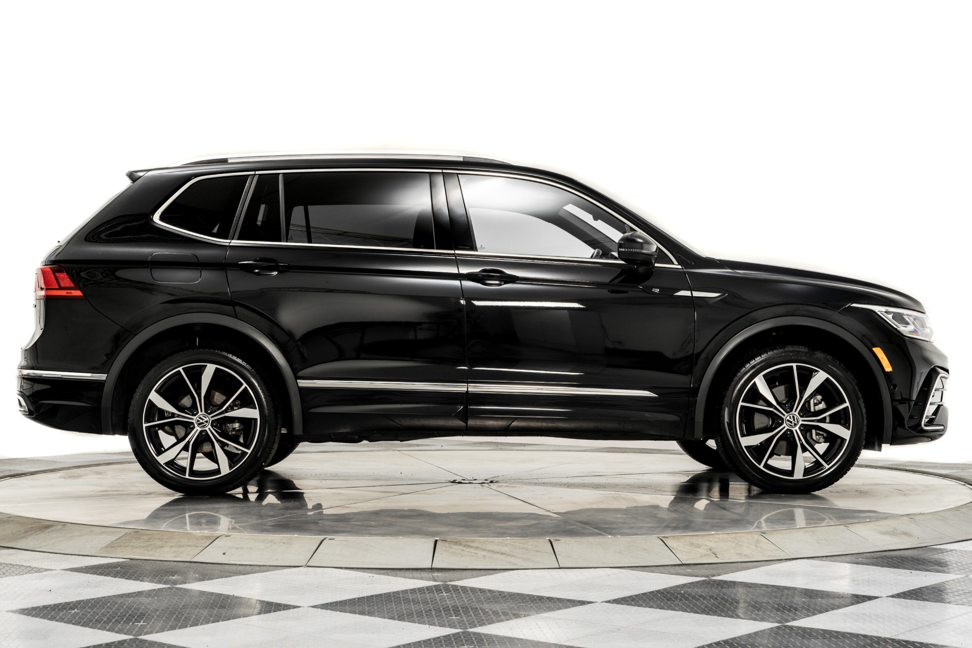 Rocker Panel Kit | VOLKSWAGEN TIGUAN SE R-LINE -- SEL - R-LINE 2023 Rocker Panel Kit | VOLKSWAGEN TIGUAN SE R-LINE -- SEL - R-LINE 2023