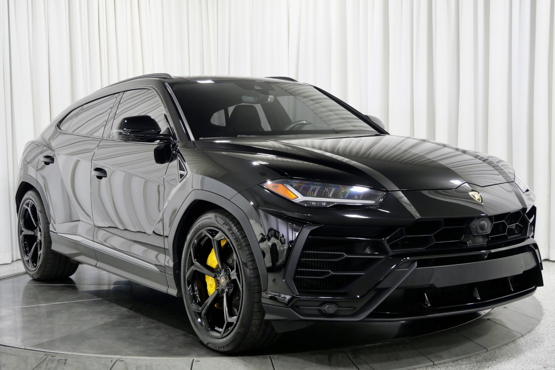 Used 2019 Lamborghini Urus in Nero Noctis For Sale (Sold