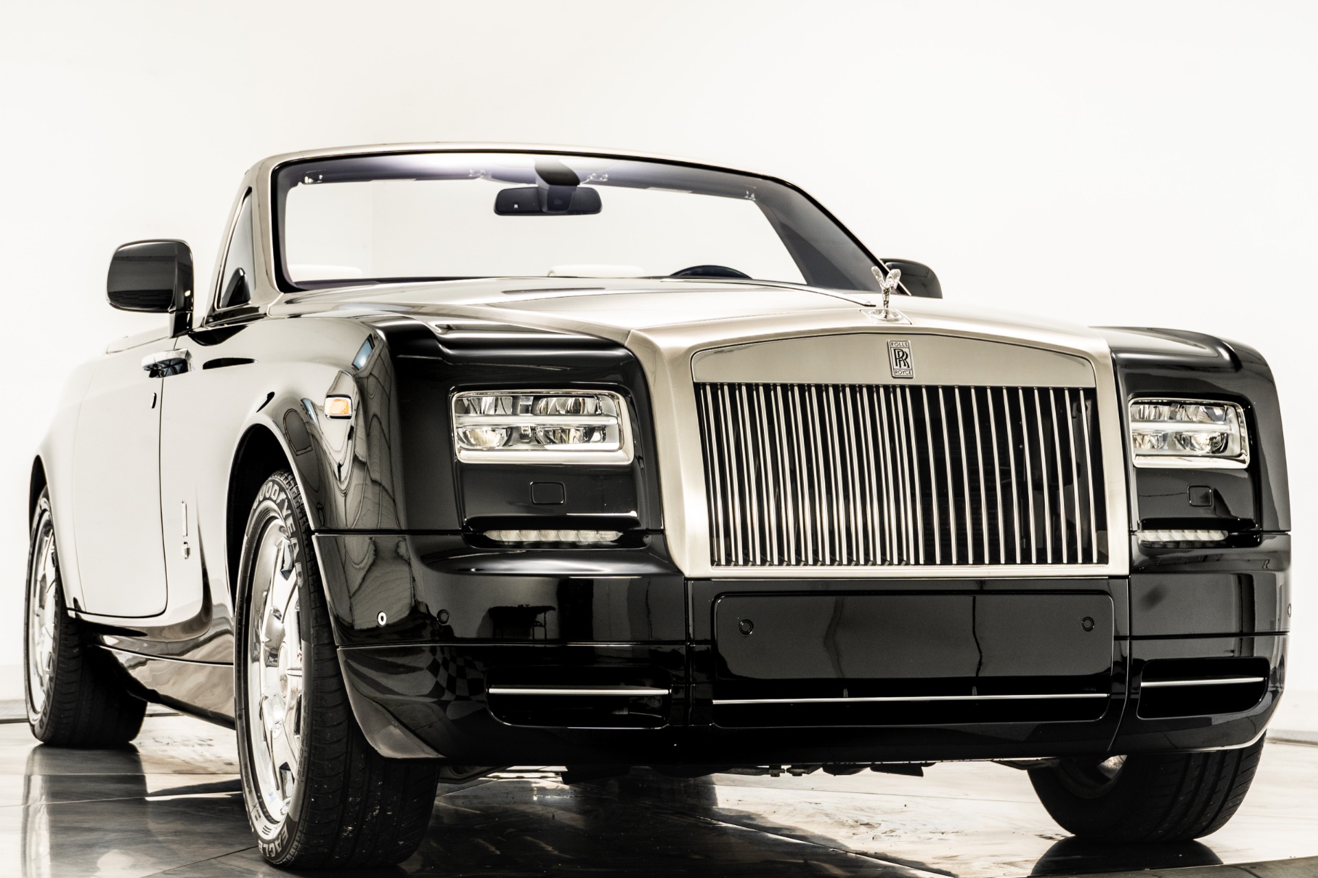 Used 2015 Rolls-Royce Phantom Drophead Coupe in Black For Sale