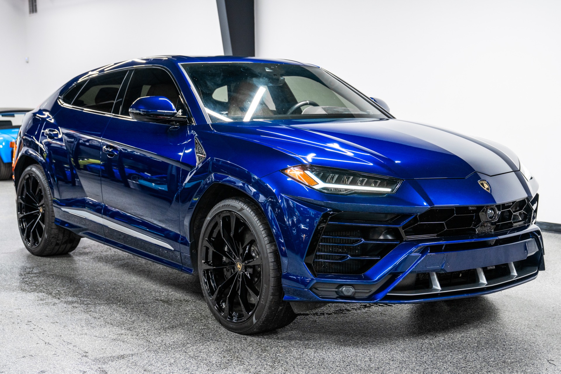 2019 Lamborghini Urus photo 2