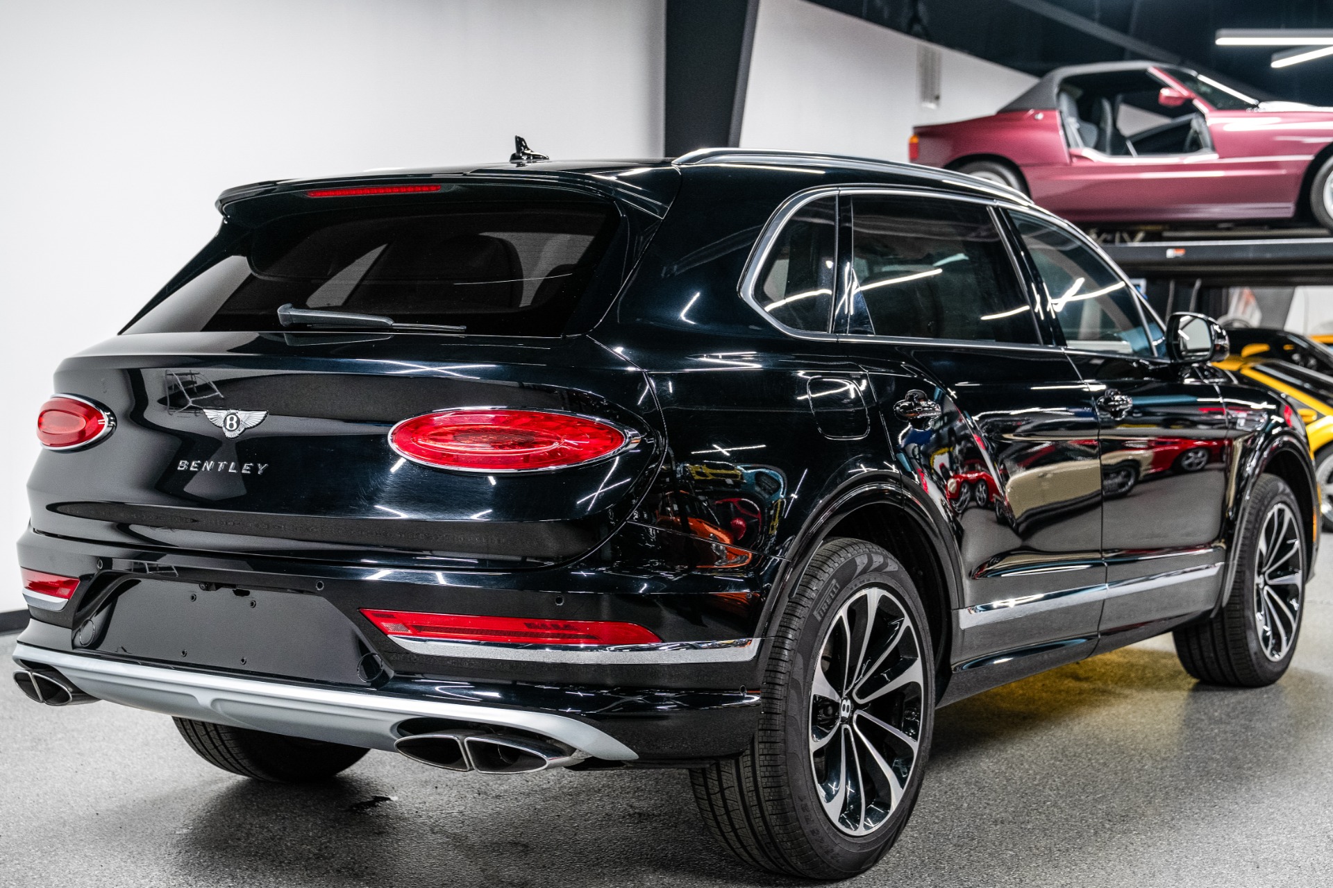 2024 Bentley Bentayga EWB V8 photo 2