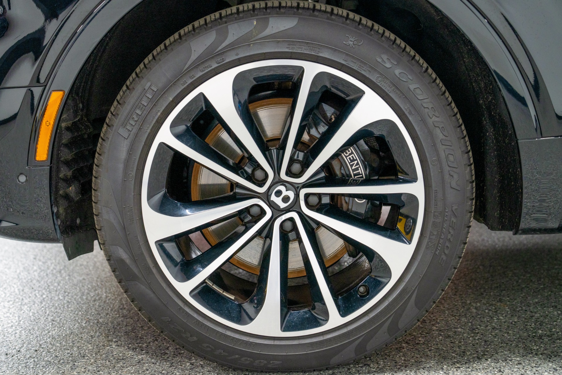 2024 Bentley Bentayga EWB V8 photo 3