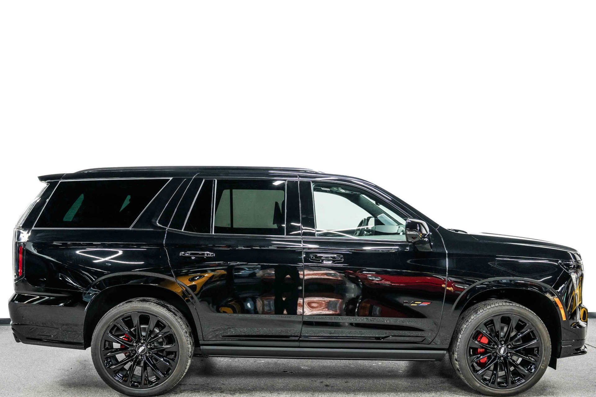 レアデック　Madison Advocates(Black/SCARLET) Used 2026 Cadillac Escalade V-Series -Onyx Package, Executive Rear