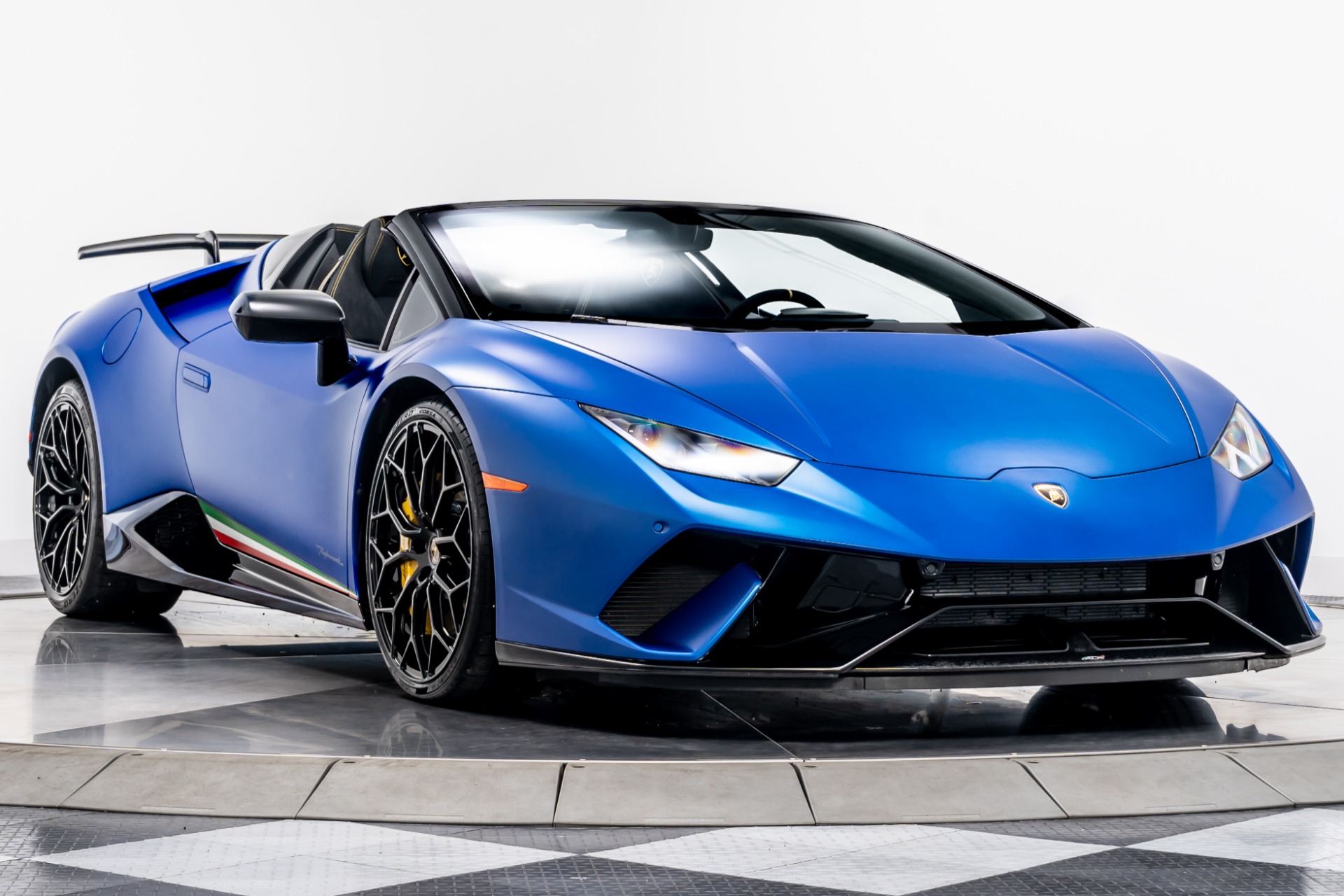 Used 2019 Lamborghini Huracan LP 640-4 Performante Spyder in Blu